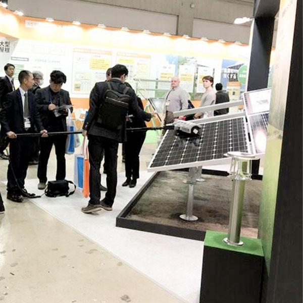 Solar panel cleaning robot